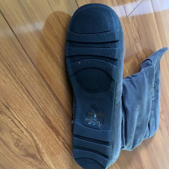 Woman’s 7.5 wide calf Gray Boot - Picture 3 of 3